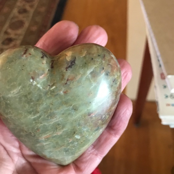 Soapstone heart shaped paperweight - Picture 8 of 12